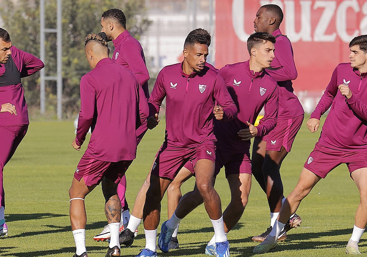 Fernando, junto a varios compañeros, durante un entrenamiento del Sevilla