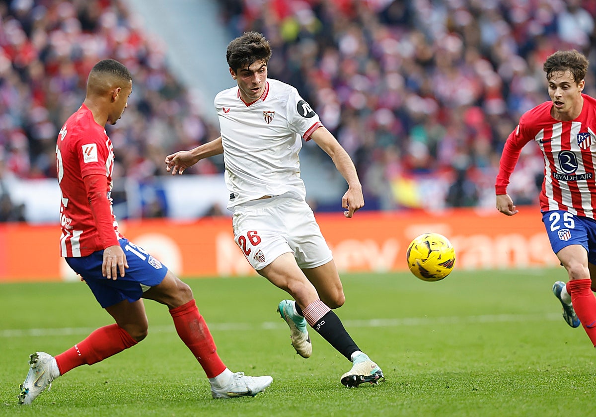 Juanlu sortea la presión del Atlético de Madrid personificada entre Nahuel Molina y Rodrigo Riquelme