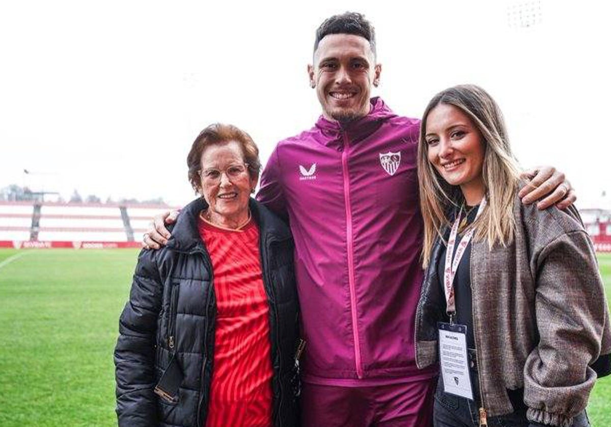 Lucas Ocampos junto a las Josefa Gómez y Marta domínguez