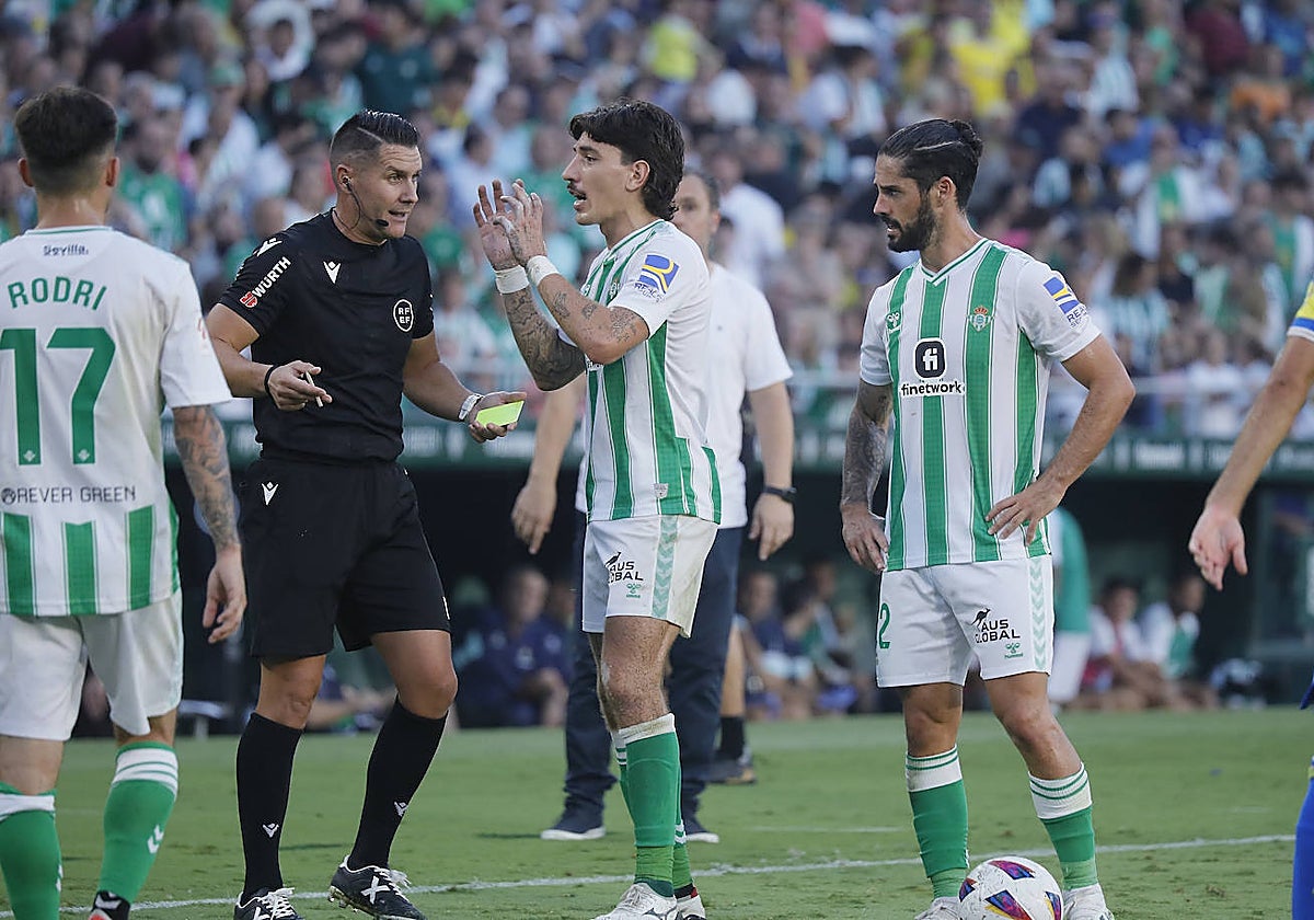 Ortiz Arias, Bellerín e Isco, en el Betis-Cádiz de LaLiga 23-24