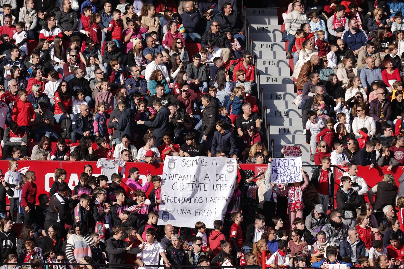 El multitudinario entrenamiento del Sevilla en el Sánchez-Pizjuán reúne a miles de aficionados