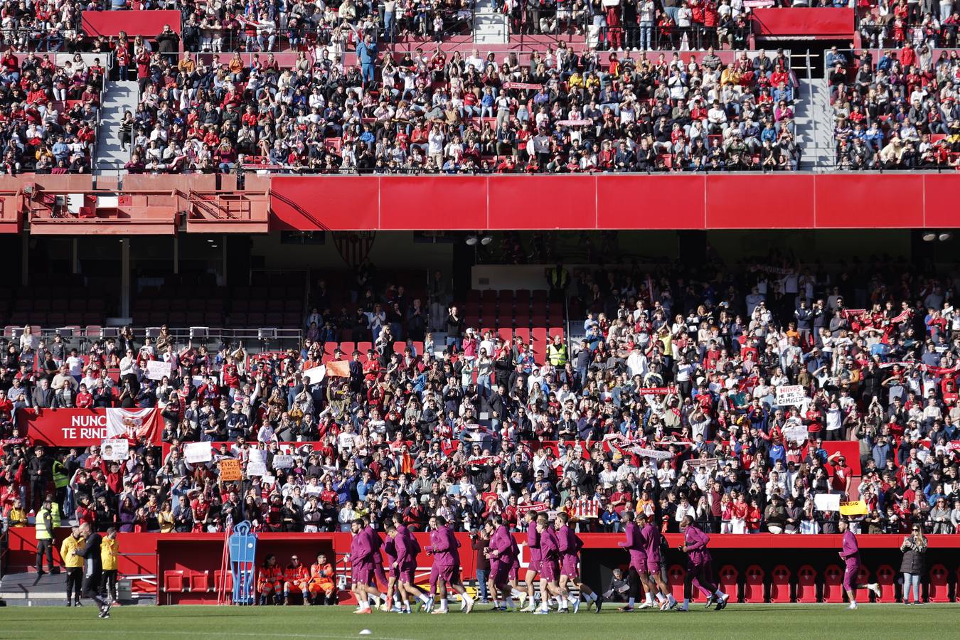 El multitudinario entrenamiento del Sevilla en el Sánchez-Pizjuán reúne a miles de aficionados