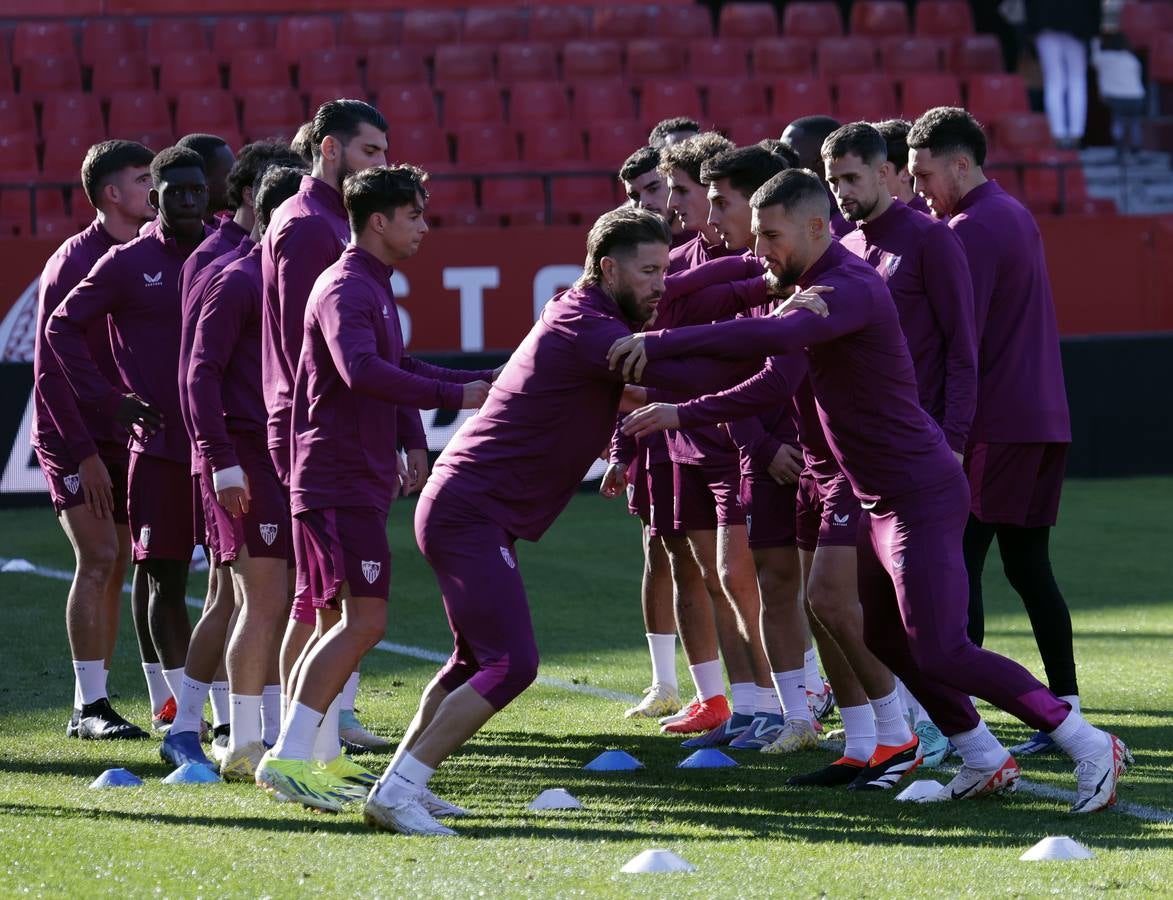 El multitudinario entrenamiento del Sevilla en el Sánchez-Pizjuán reúne a miles de aficionados