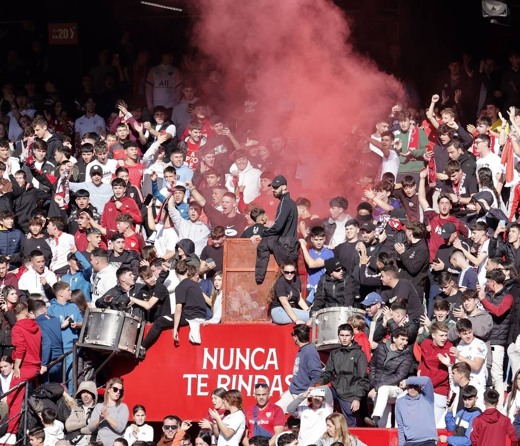 El multitudinario entrenamiento del Sevilla en el Sánchez-Pizjuán reúne a miles de aficionados