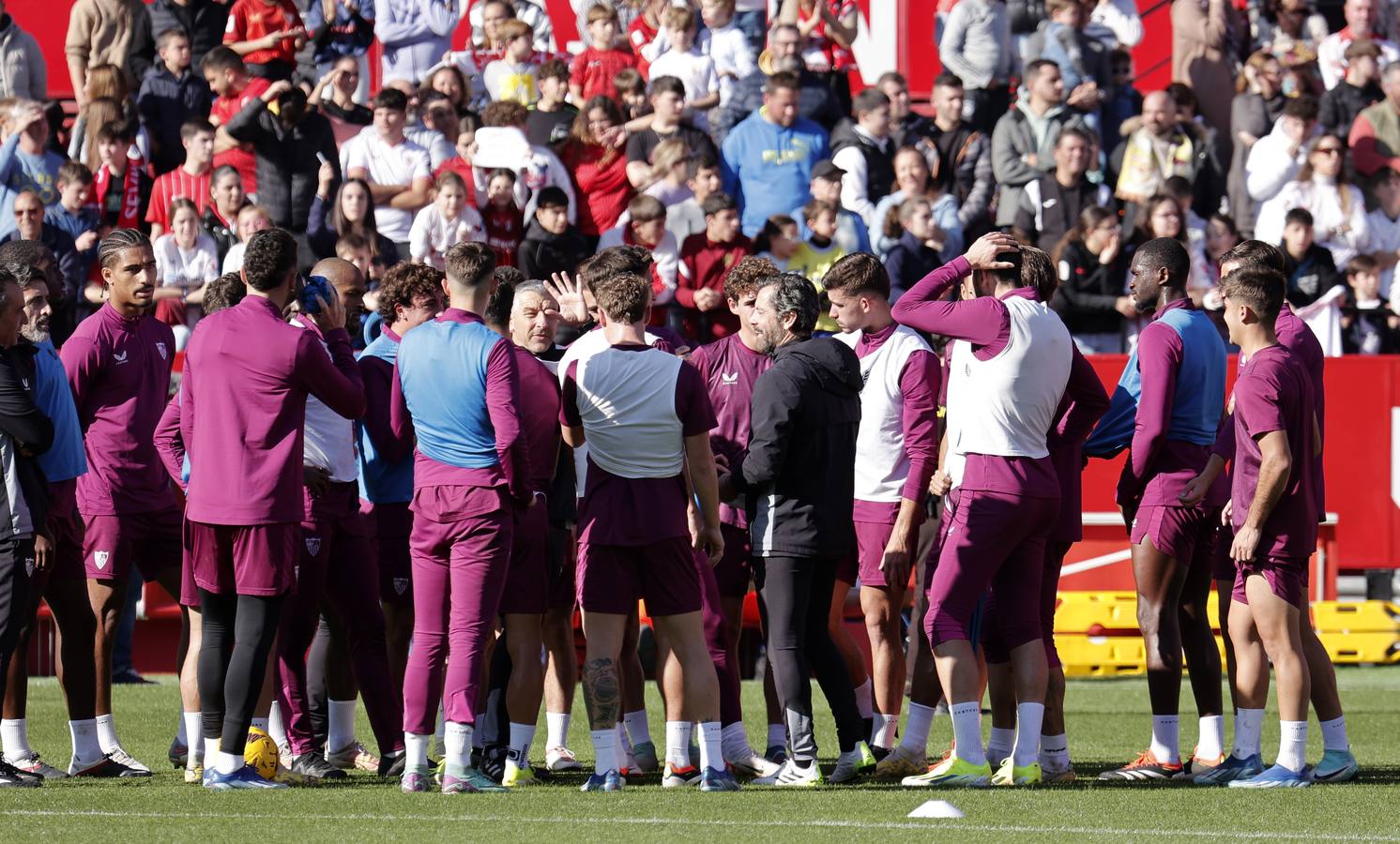 El multitudinario entrenamiento del Sevilla en el Sánchez-Pizjuán reúne a miles de aficionados