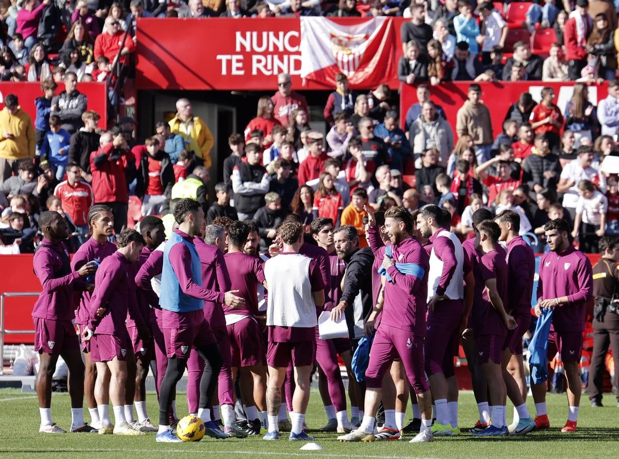 El multitudinario entrenamiento del Sevilla en el Sánchez-Pizjuán reúne a miles de aficionados