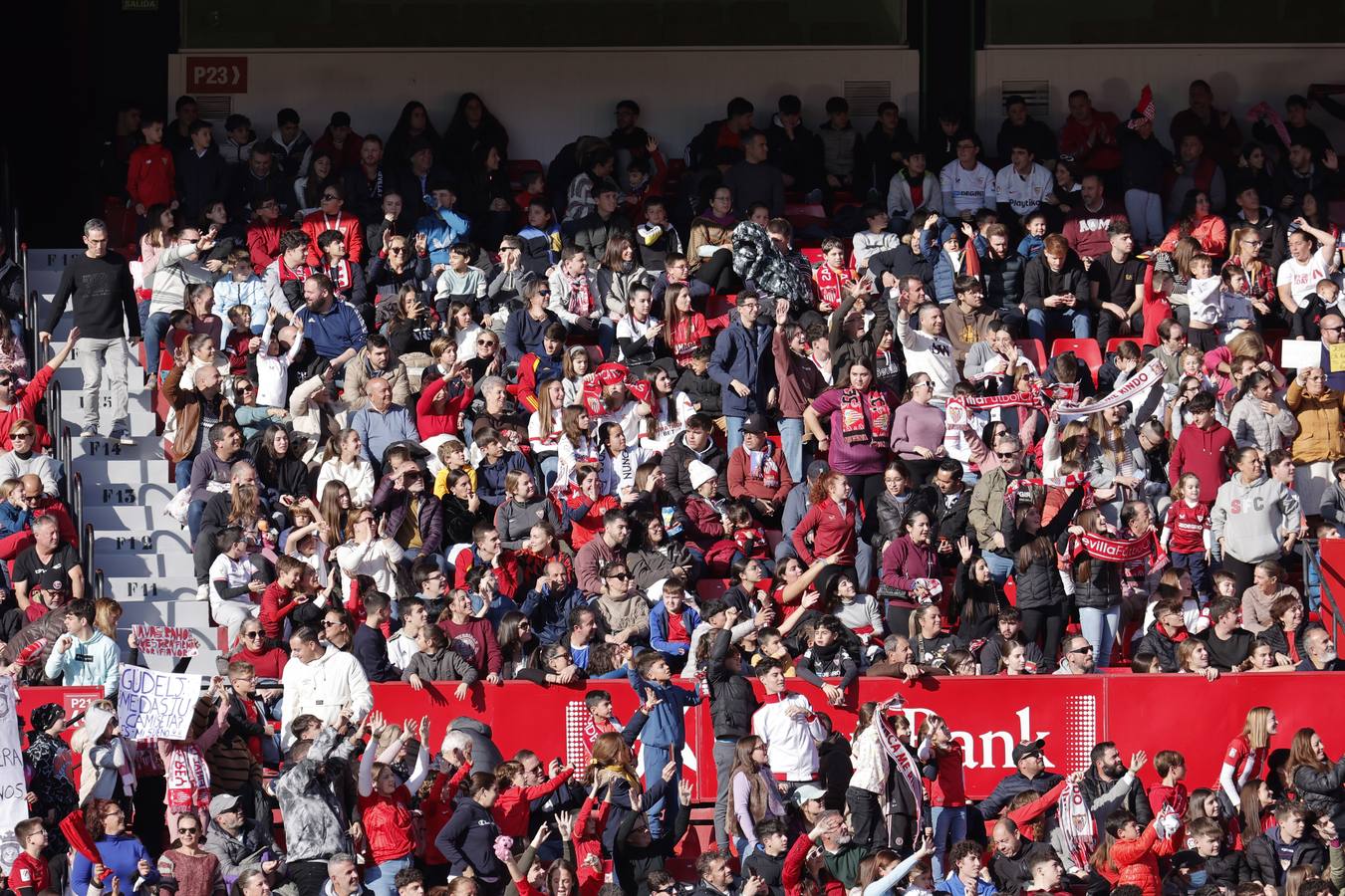 El multitudinario entrenamiento del Sevilla en el Sánchez-Pizjuán reúne a miles de aficionados