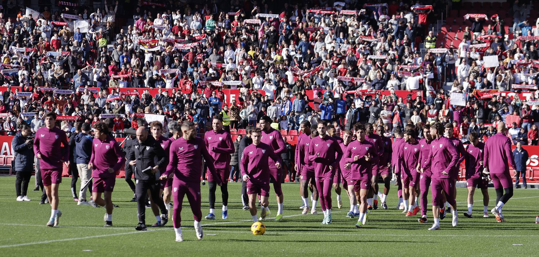 El multitudinario entrenamiento del Sevilla en el Sánchez-Pizjuán reúne a miles de aficionados
