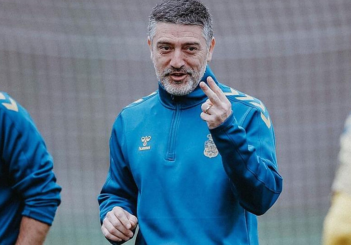 García Pimienta, durante un entrenamiento de Las Palmas