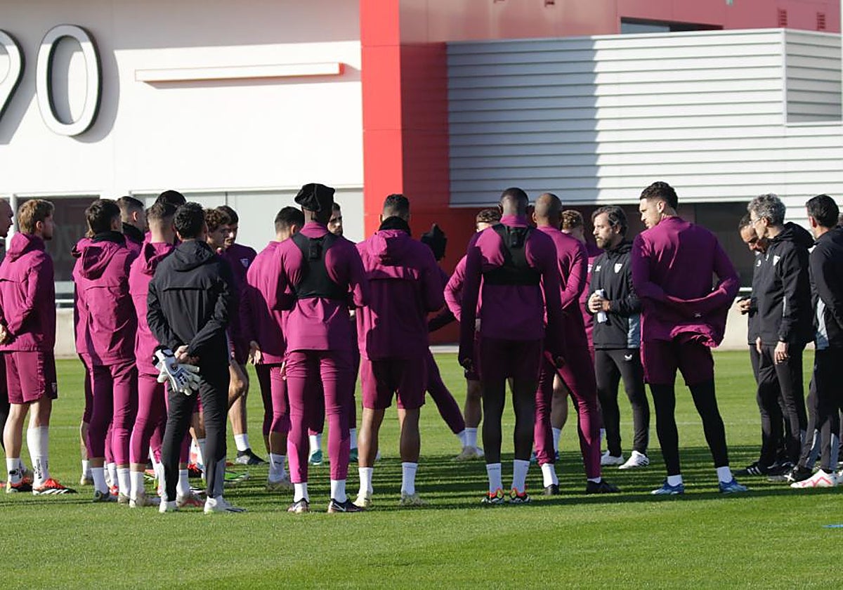 Quique charla con sus hombres en el entrenamiento del Sevilla FC de ayer
