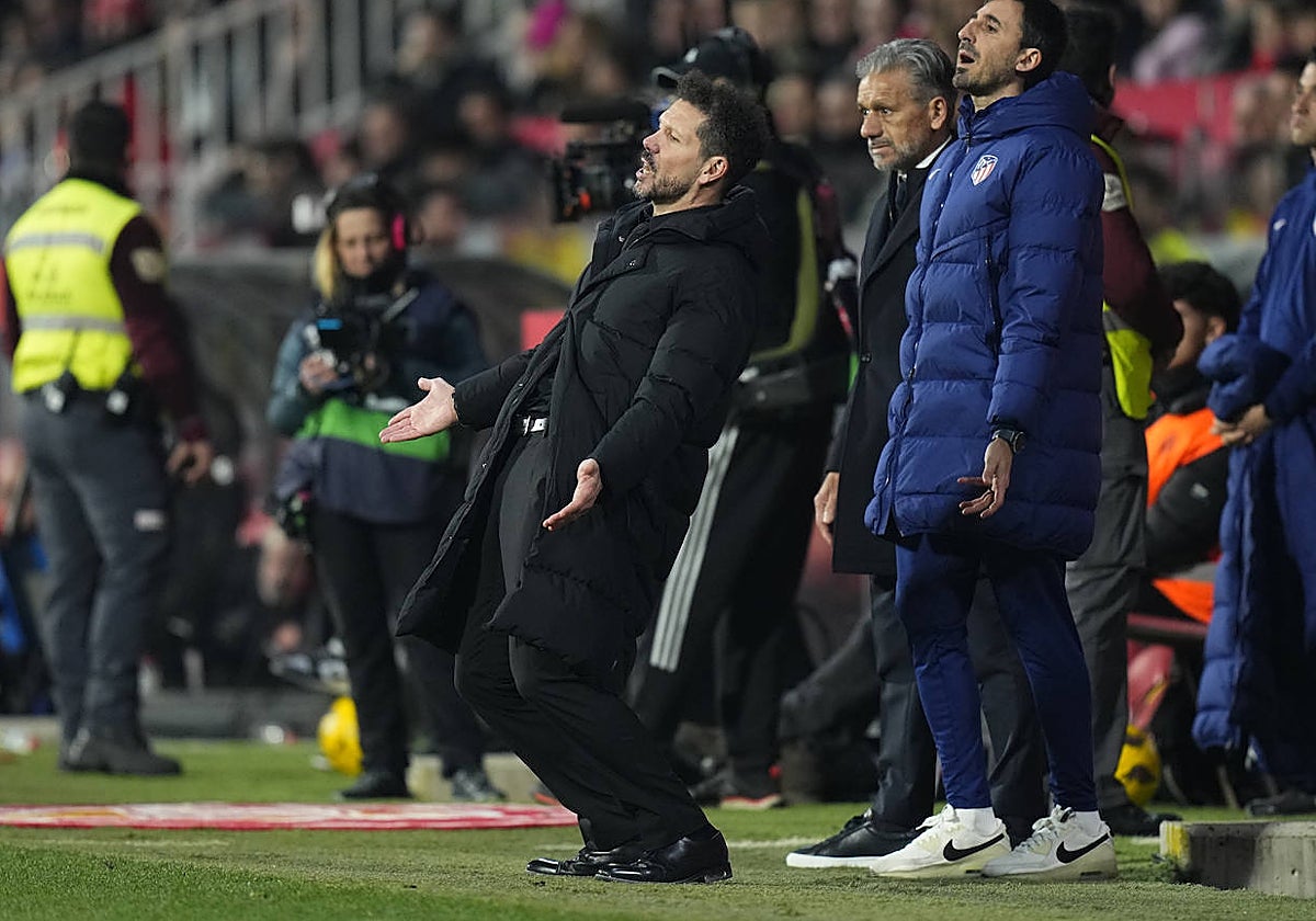 Simeone se lamenta en un lance del partido ante el Girona