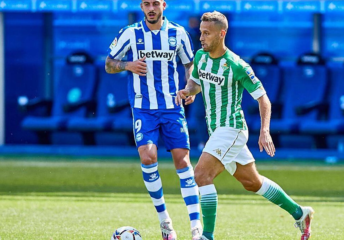 Canales, presionado por Joselu en un Alavés-Betis de hace varias temporadas