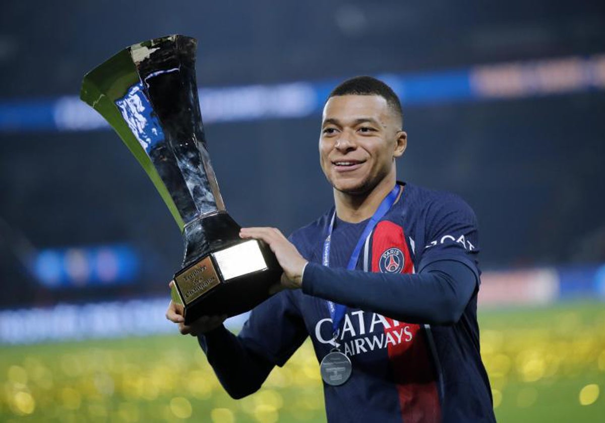 Mbappé, con el título ganado anoche por el PSG