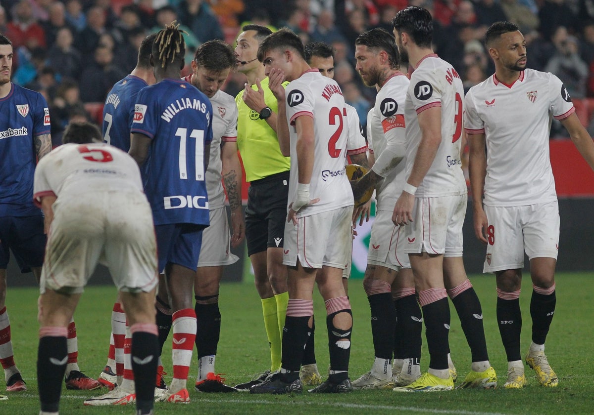 Los jugadores del Sevilla FC, en un lance del encuentro ante el Athletic