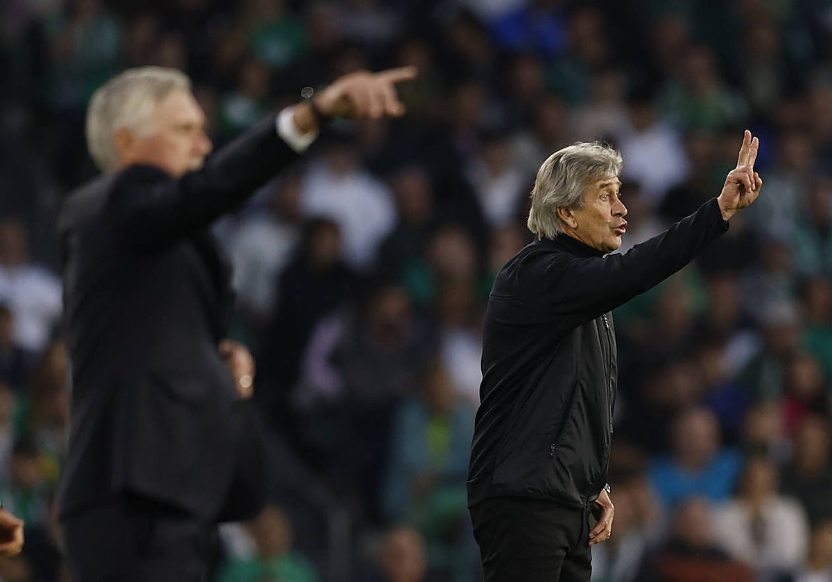 Ancelotti y Pellegrini, durante el Real Betis-Real Madrid de LaLiga 23-24