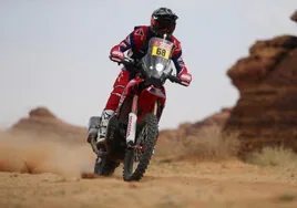El español Tosha Schareina gana el prólogo del Dakar en motos