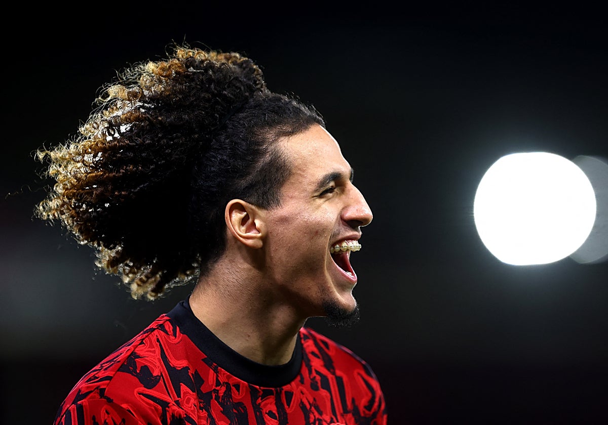 Mejbri, durante un calentamiento con el Manchester United