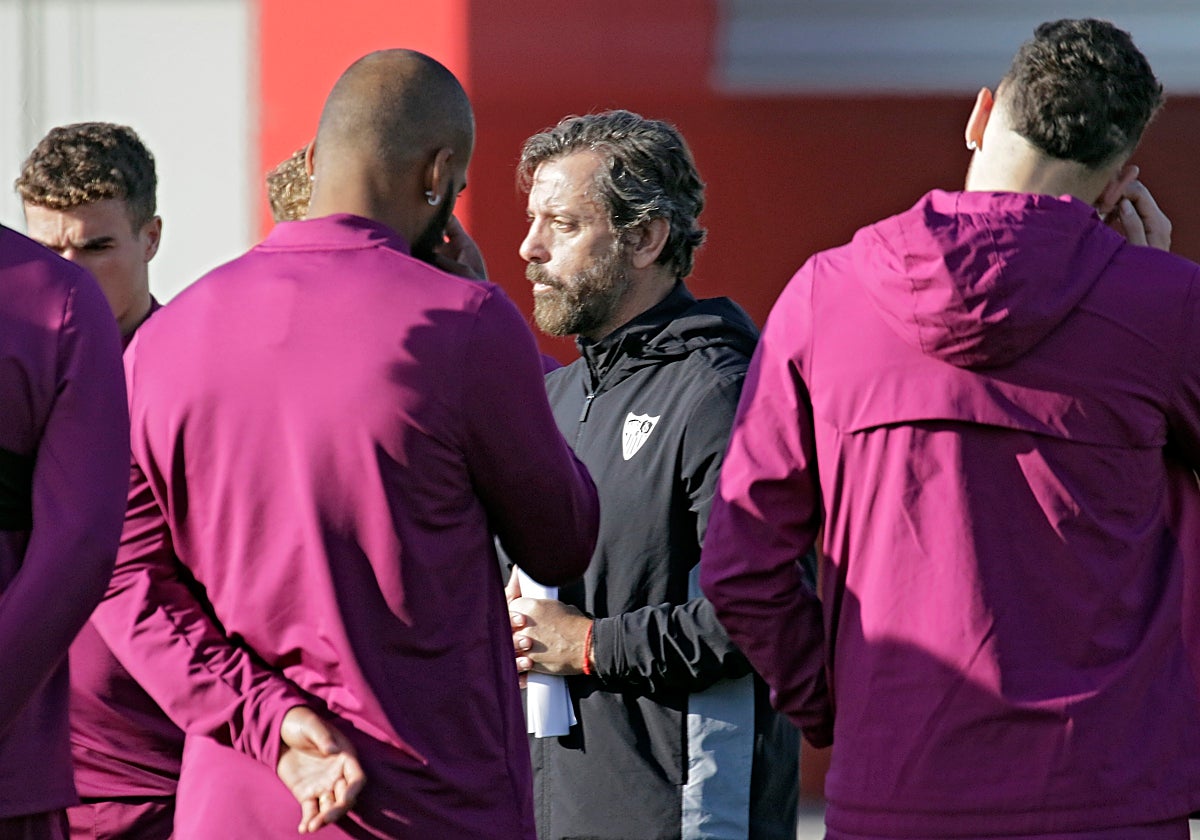 Quique Sánchez Flores, durante uno de los entrenamientos del Sevilla de esta semana