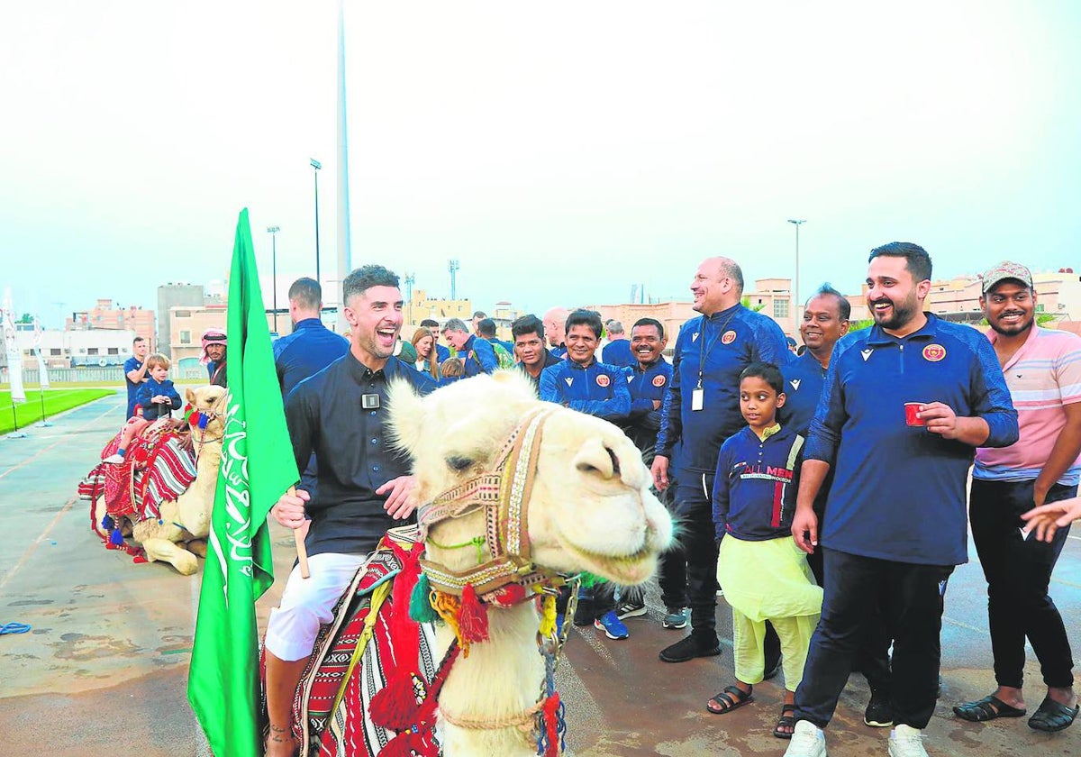 Álvaro González, montando a camello en el estadio del Al-Qadisiyah