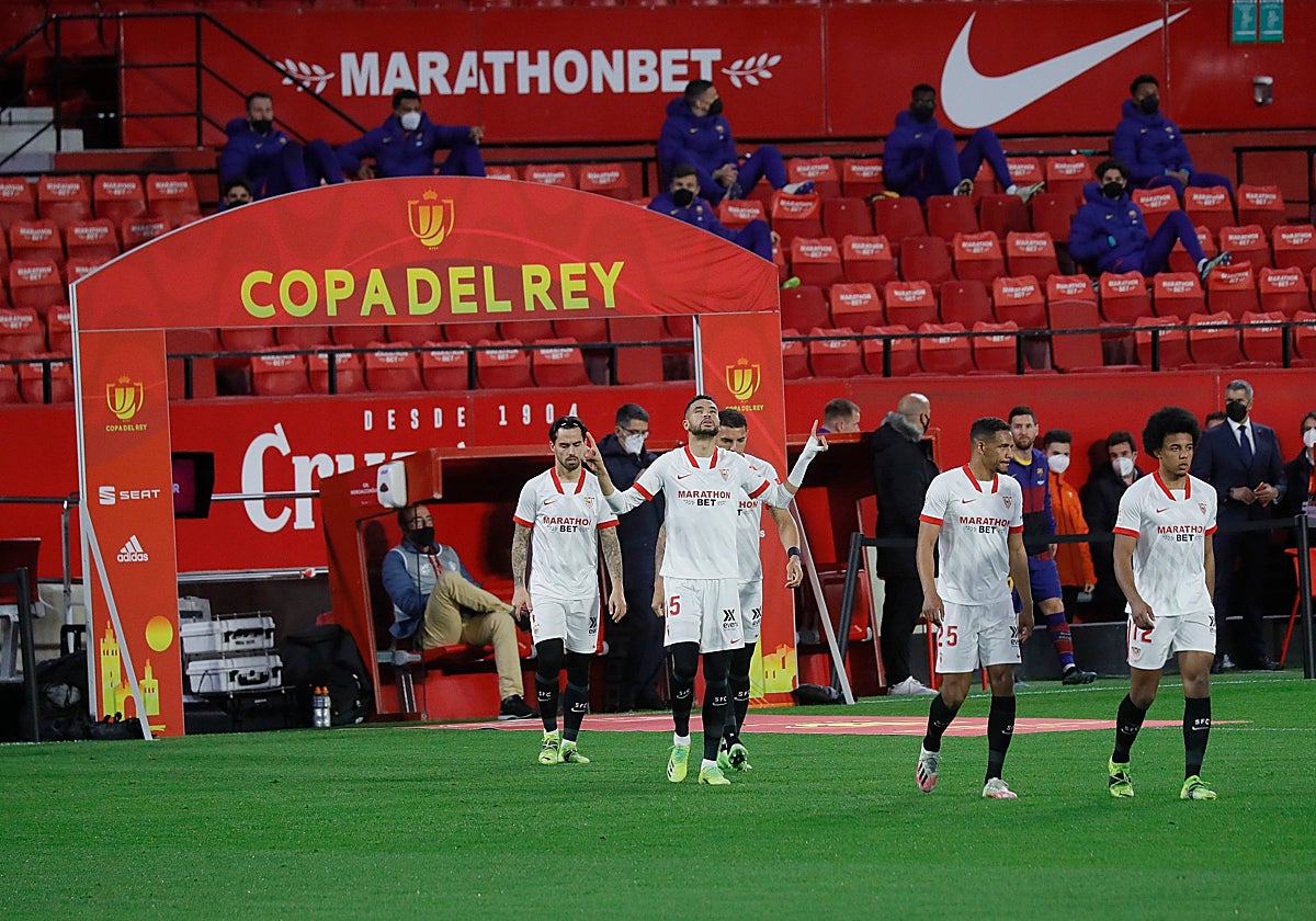 Los jugadores del Sevilla saltan al césped del Sánchez-Pizjuán para medirse al Barcelona en la ida de semifinales de la Copa del Rey 2020-21