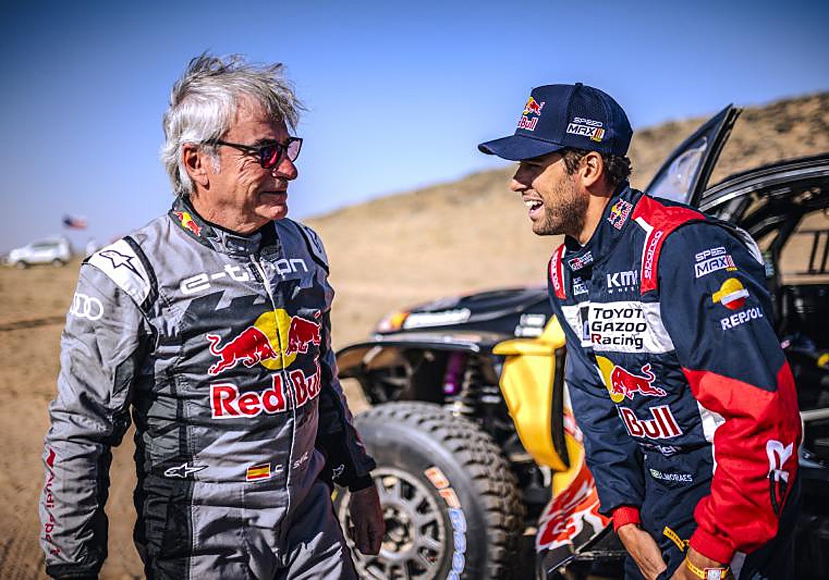 Carlos Sainz conversa con el ganador de la tercera etapa, el brasileño Lucas Moraes