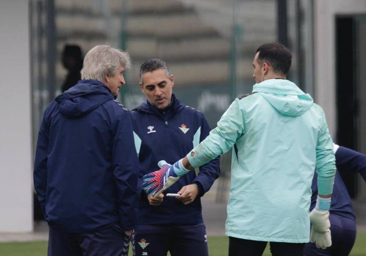 Pellegrini, el doctor Álvarez y Claudio Bravo dialogan antes del entrenamiento del Betis