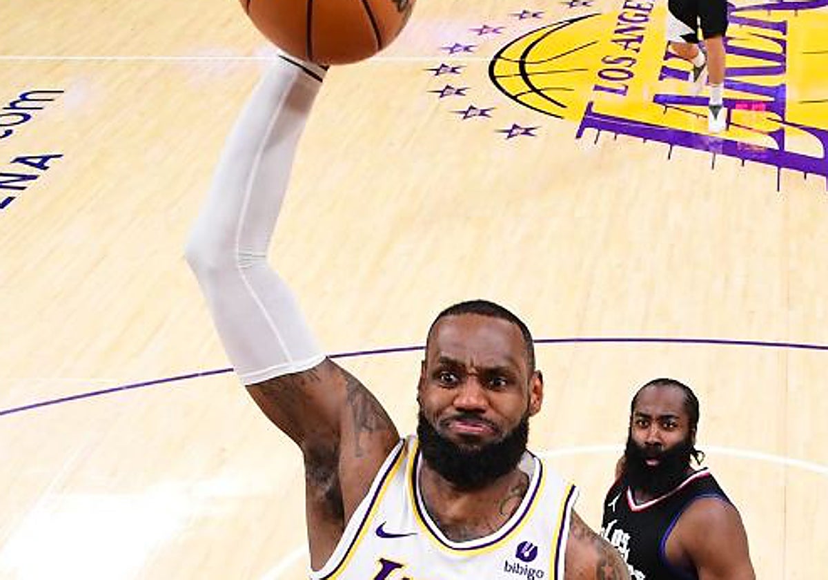 James Harden mira asombrado el bestial mate de LeBron