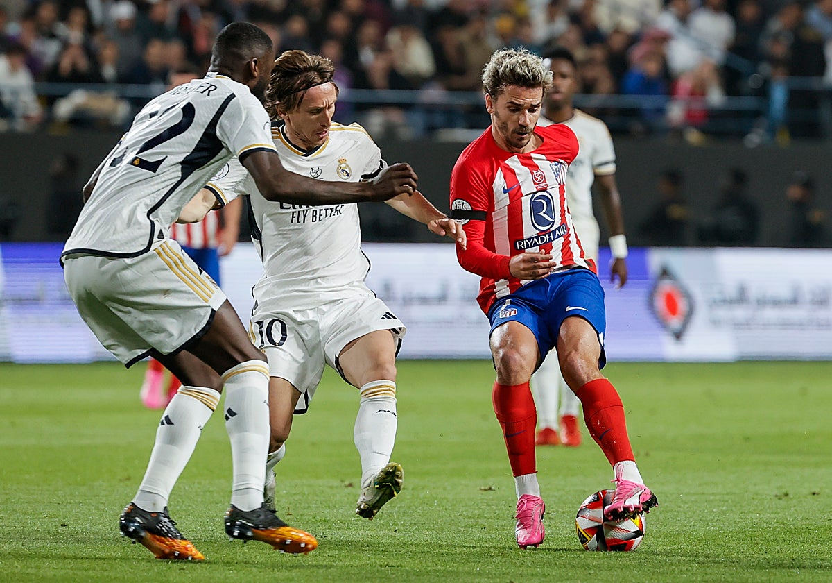 Antoine Griezmann fabrica su gol ante el Real Madrid