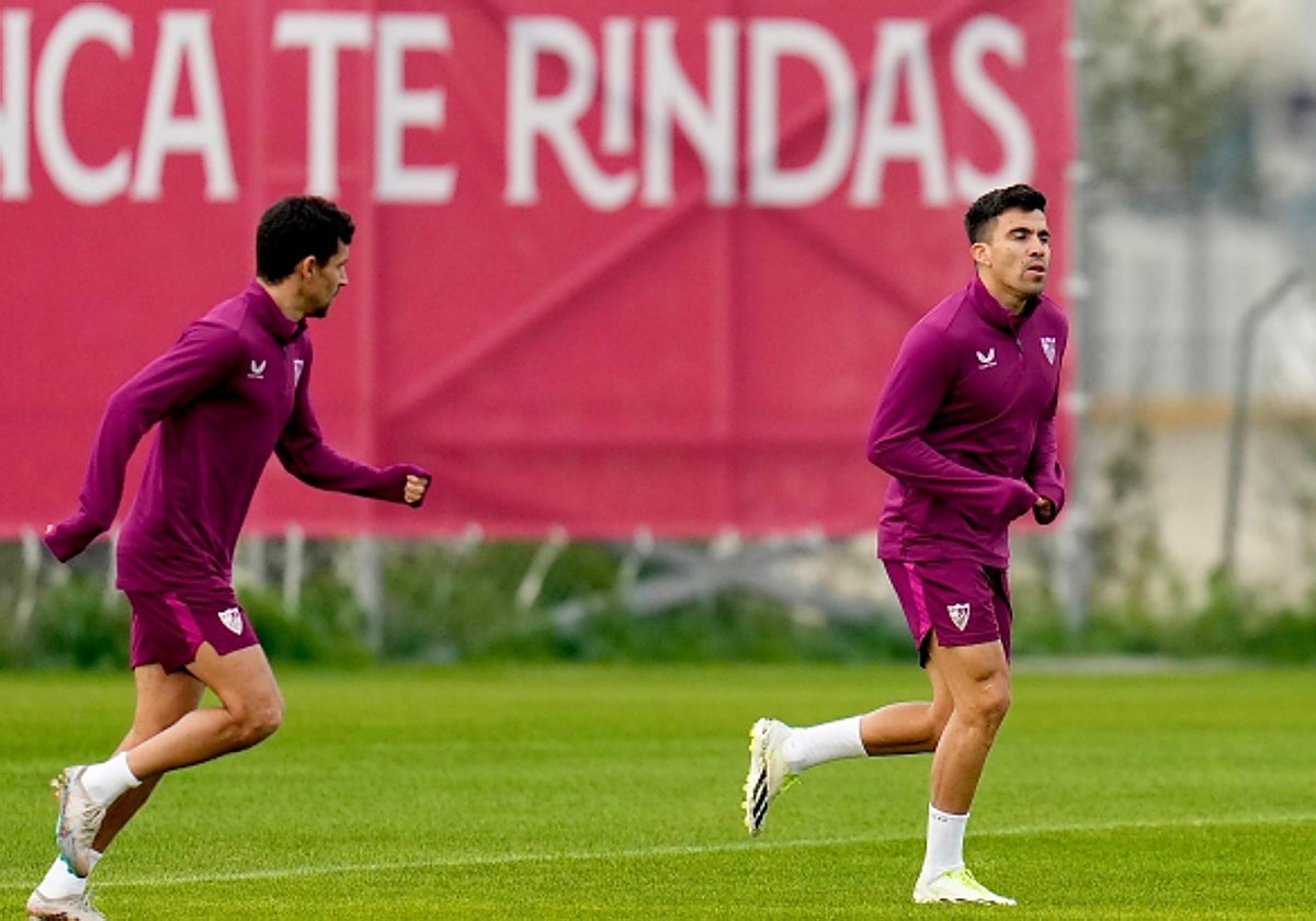 Jesús Navas y Marcos Acuña, ejercitándose ayer en la ciudad deportiva Cisneros Palacios