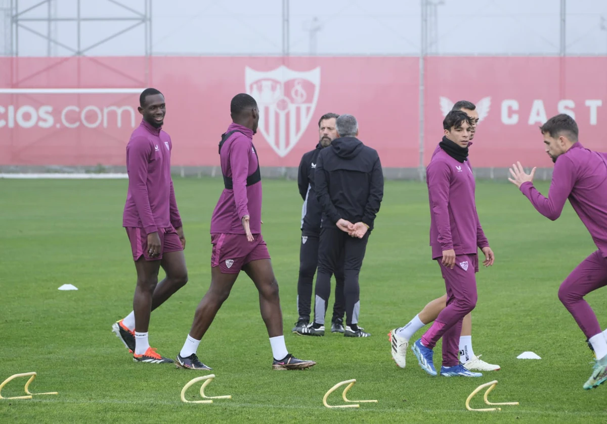 Jugadores del Sevilla, durante una sesión de entrenamiento a las órdenes de Quique Sánchez Flores en la ciudad deportiva