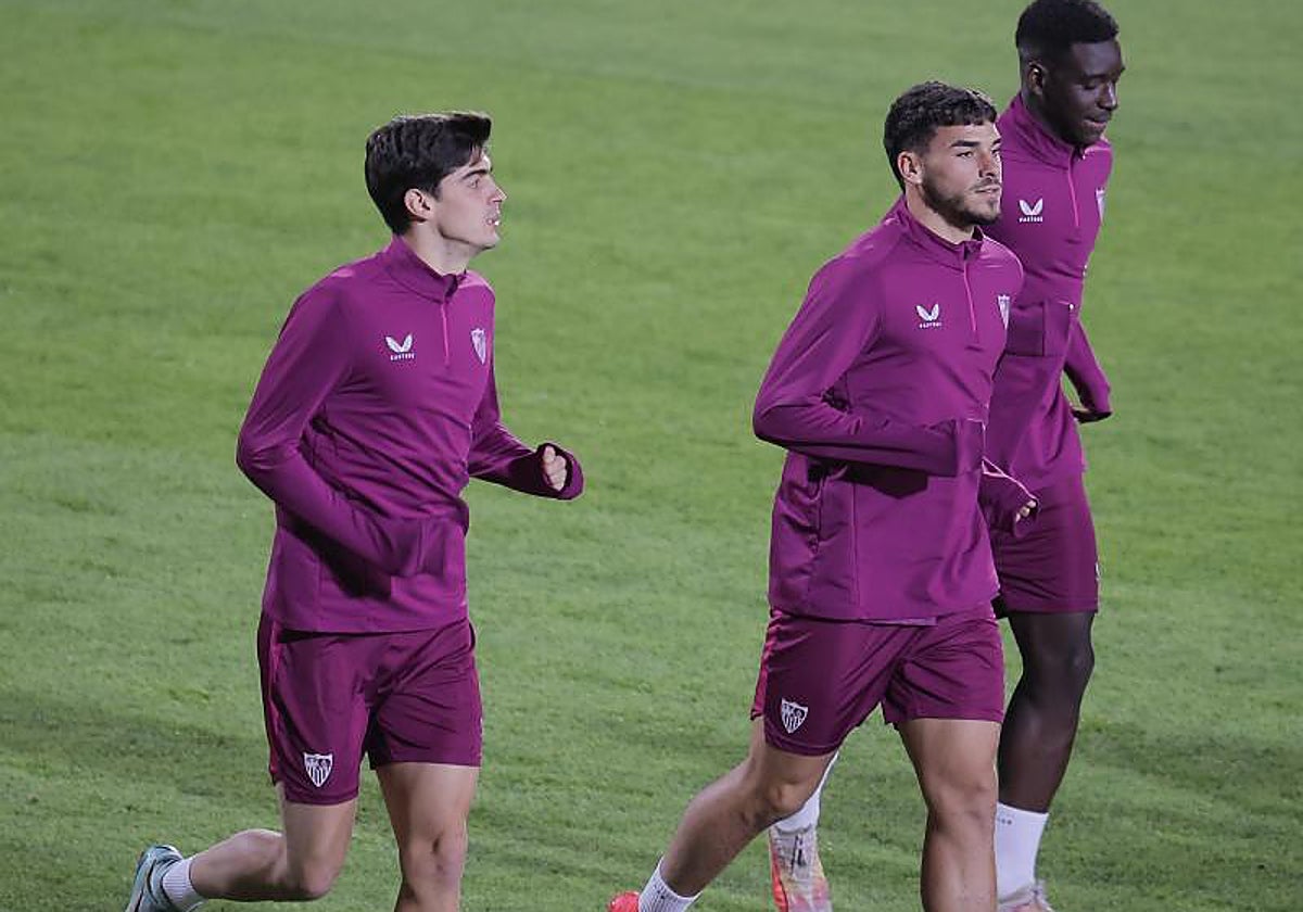 Juanlu Sánchez e Ibra Sow flanquean a Isaac Romero en la ciudad deportiva sevillista