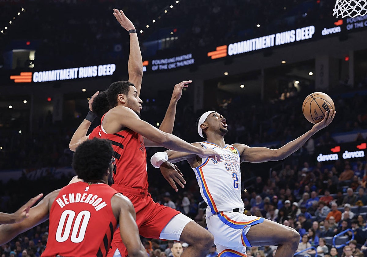 Gilgeous-Alexander, defendido por los jugadores de los Portland Trail Blazers