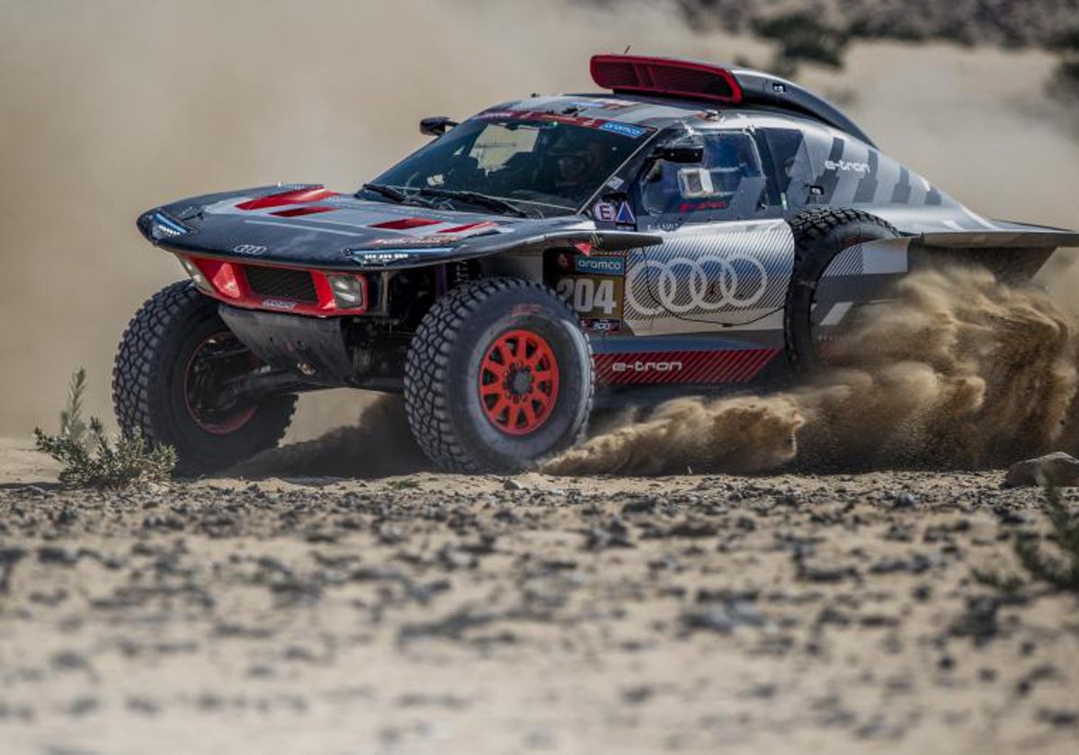 Carlos Sainz con su Audi durante la etapa del Dakar