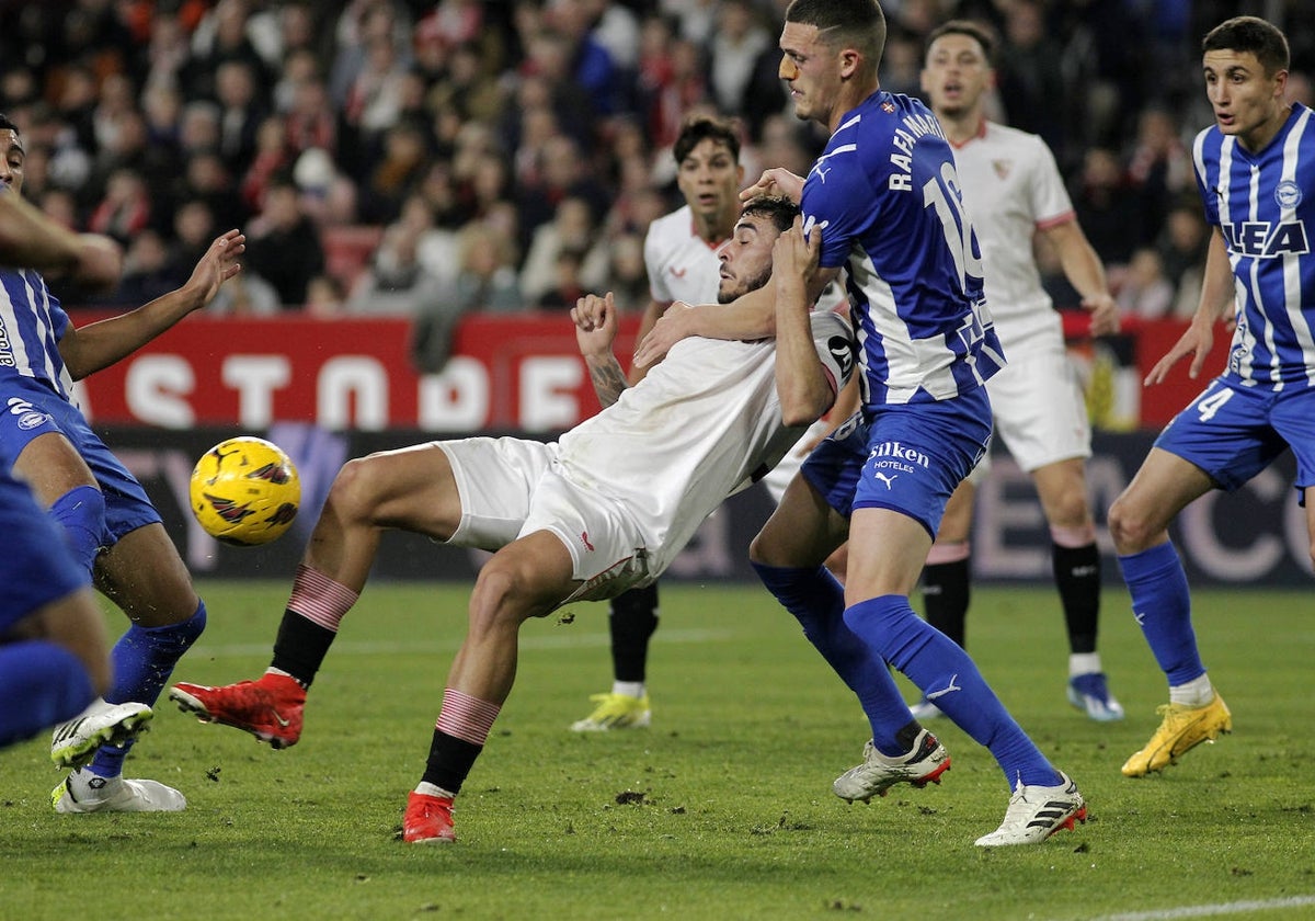 Isaac Romero interceptado por Rafa Marín en el duelo Sevilla - Alavés en el Sánchez-Pizjuán