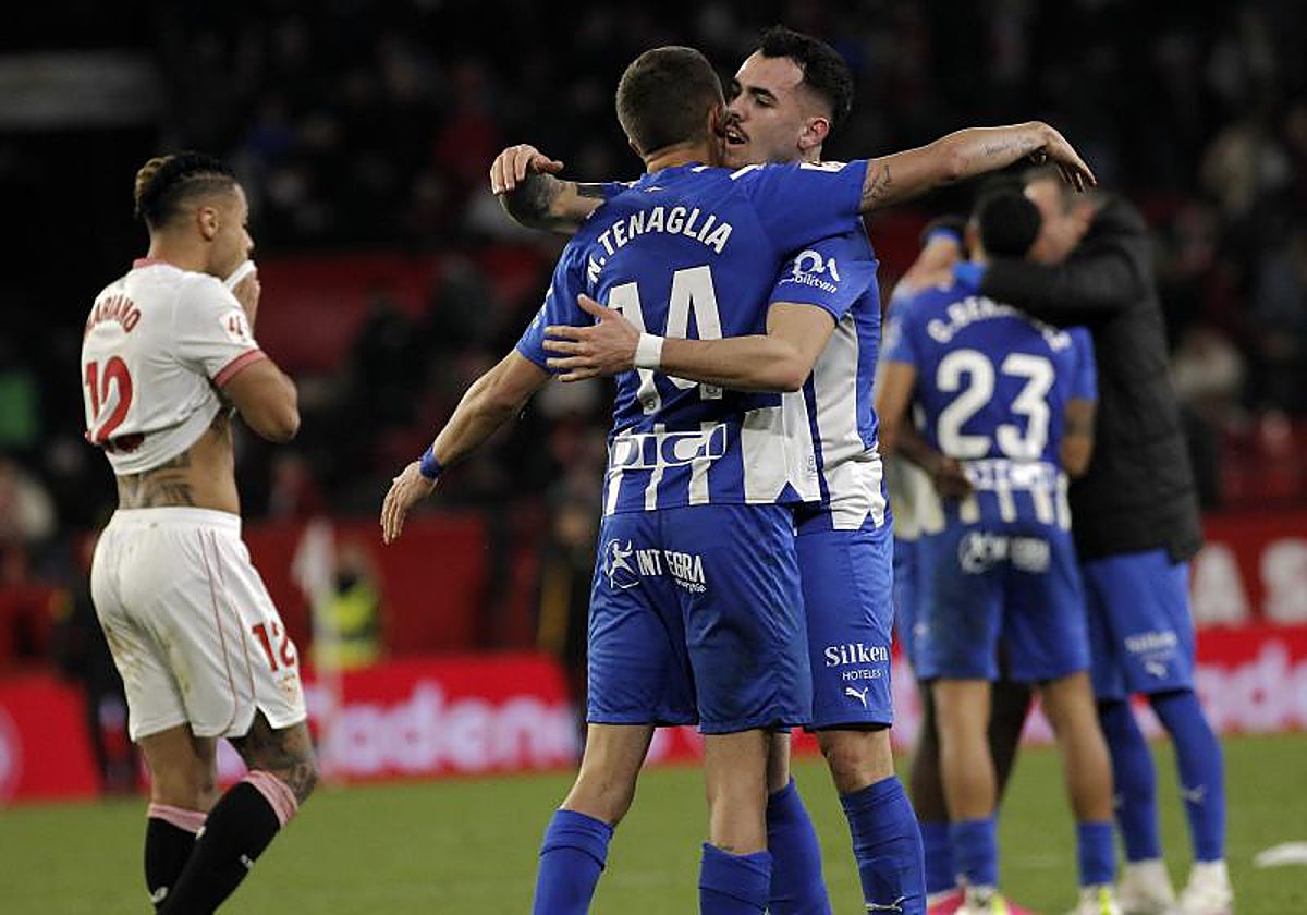Los jugadores del Alavés celebran la victoria ante el Sevilla