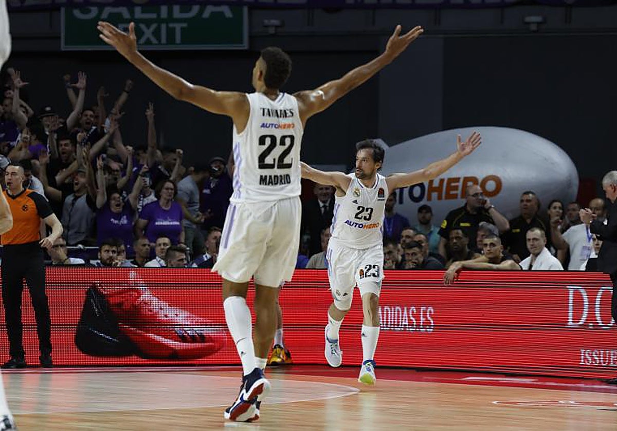 Llull y Tavares durante un  partido contra el Partizan
