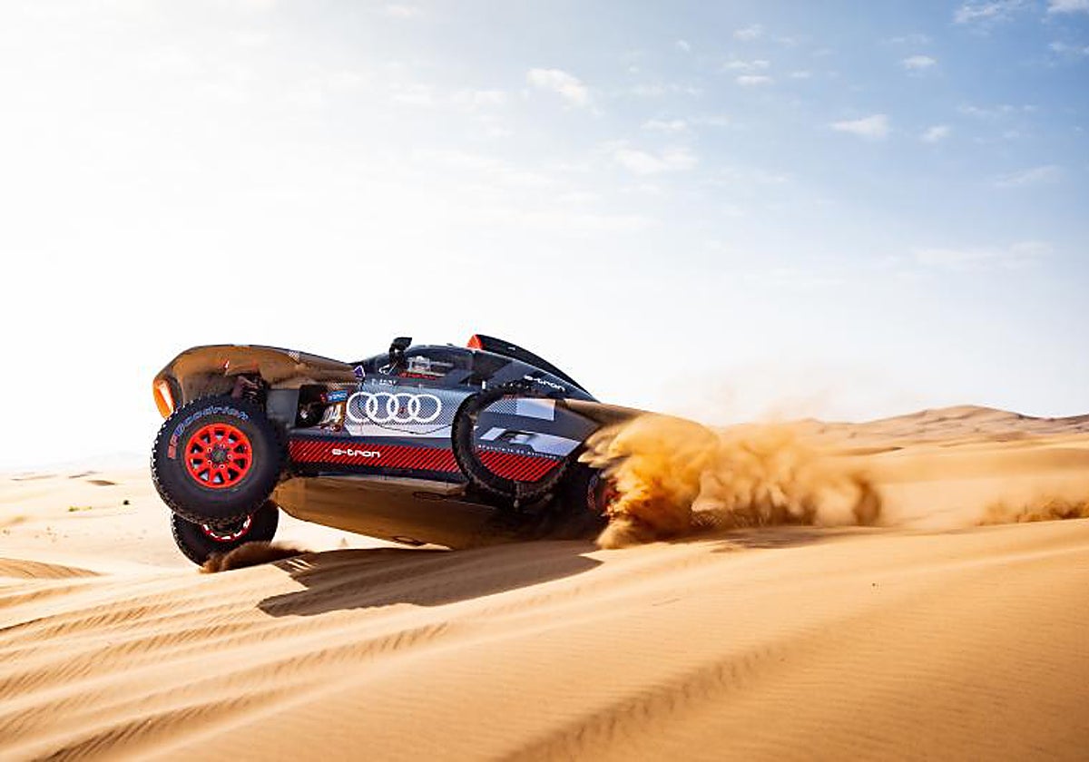Carlos Sainz se desliza por las dunas de Arabia