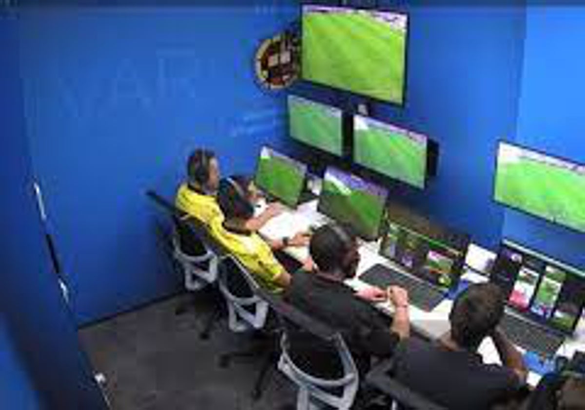 Imagen de la sala VOR con los árbitros del VAR