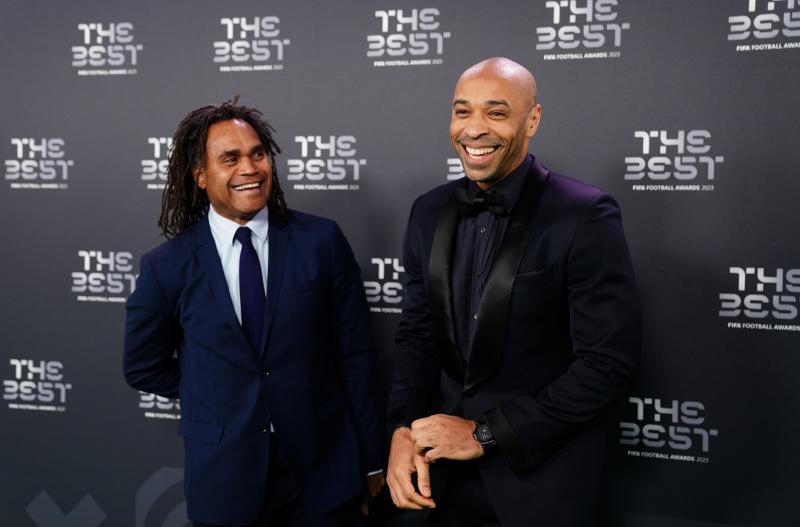 Los ex futbolistas franceses Christian Karembeu (i) y Thierry Henry llegan para asistir a los premios