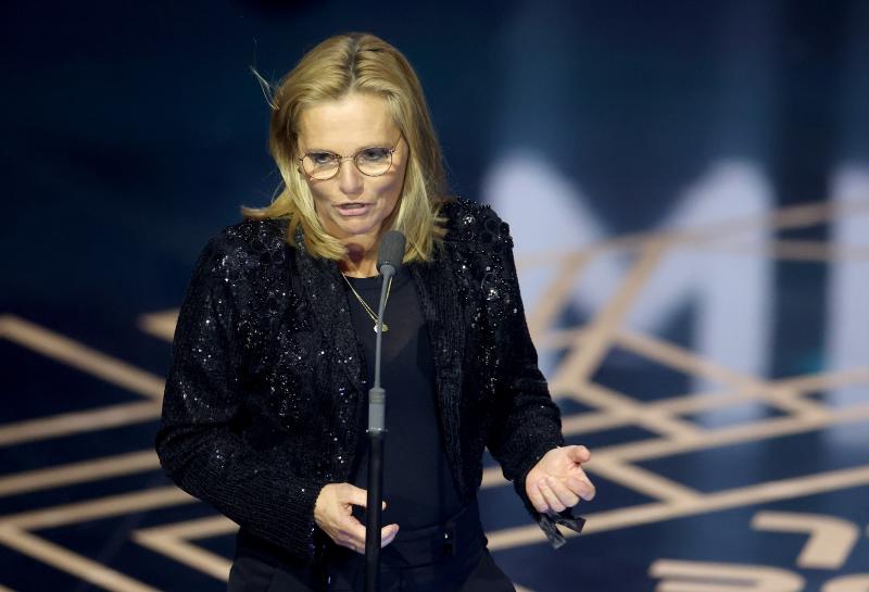 Sarina Wiegman, directora del equipo de Inglaterra, pronuncia un discurso después de ganar el premio al mejor entrenador femenino