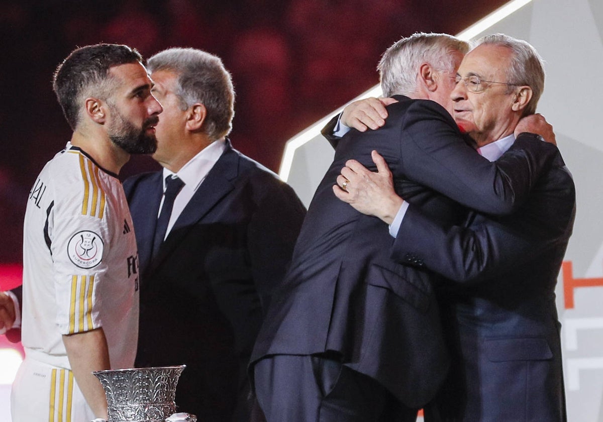 El abrazo entre Florentino Pérez y Carlo Ancelotti en la ceremonia de entrega del trofeo de la Supercopa