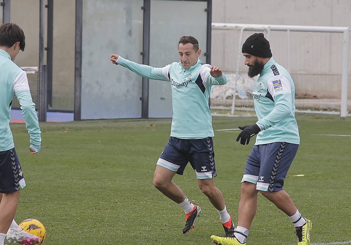 Juan Cruz, Guardado y Fekir, durante un entrenamiento del Betis