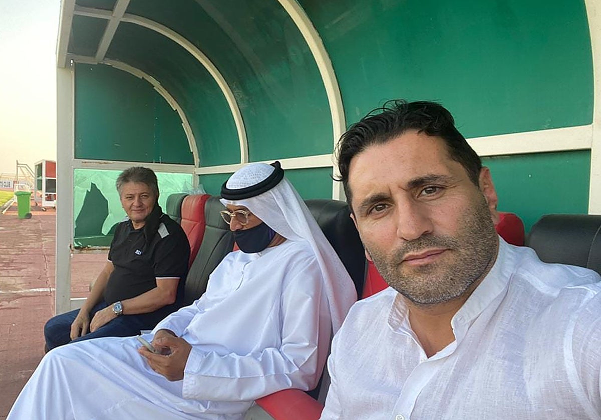 Morris Pagniello, en primer plano, en el banquillo de uno de los clubes con los que tiene relación