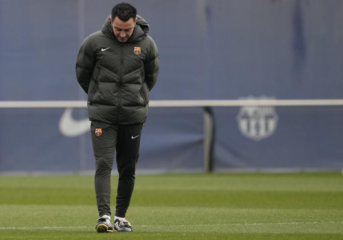 Xavi, pensativo durante el entrenamiento de este miércoles