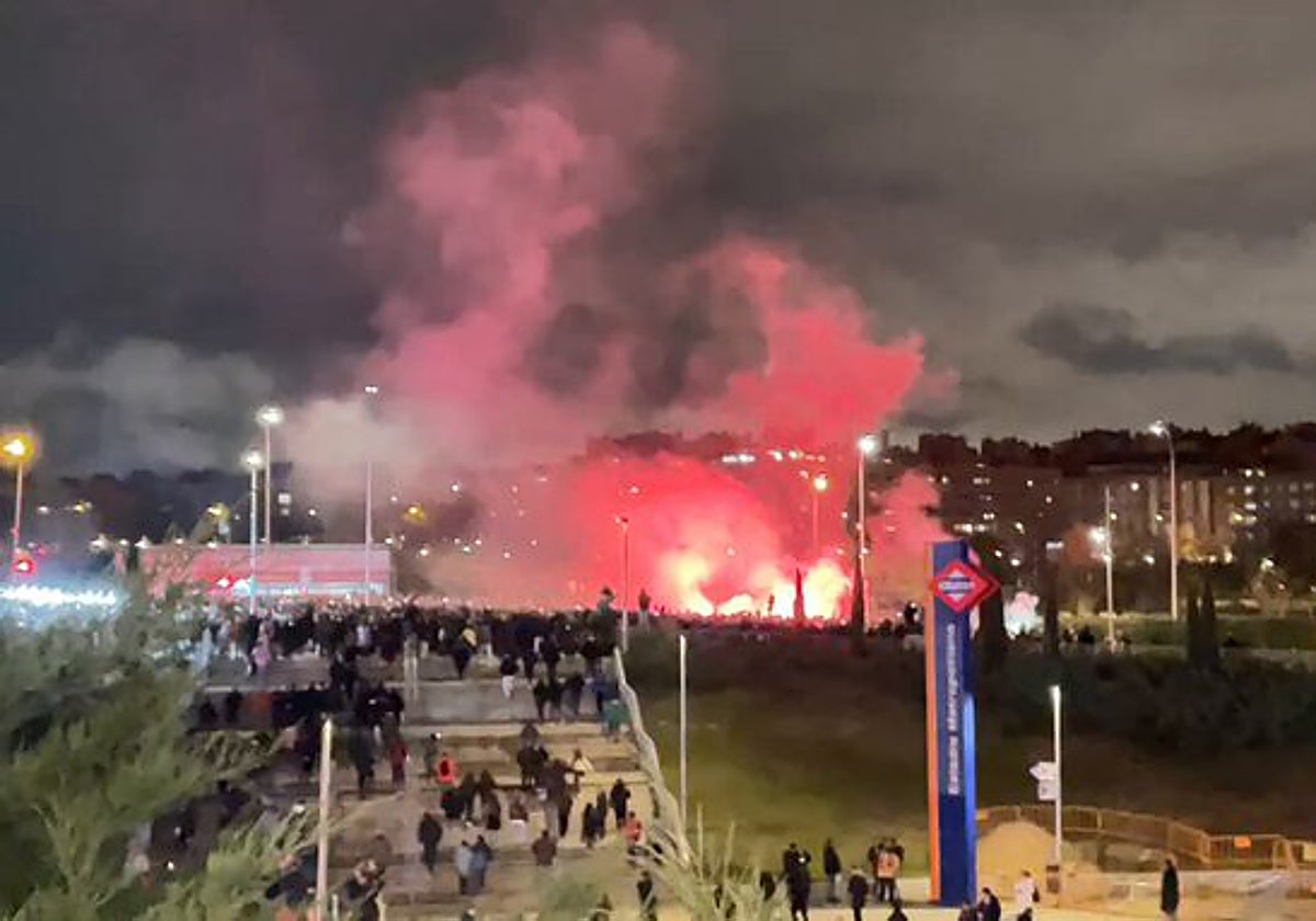 Gritos racistas contra Vinicius y un periodista herido en la previa del derbi