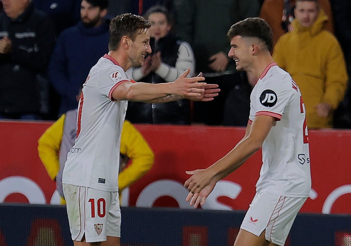 Rakitic celebra con Kike Salas un gol del Sevilla