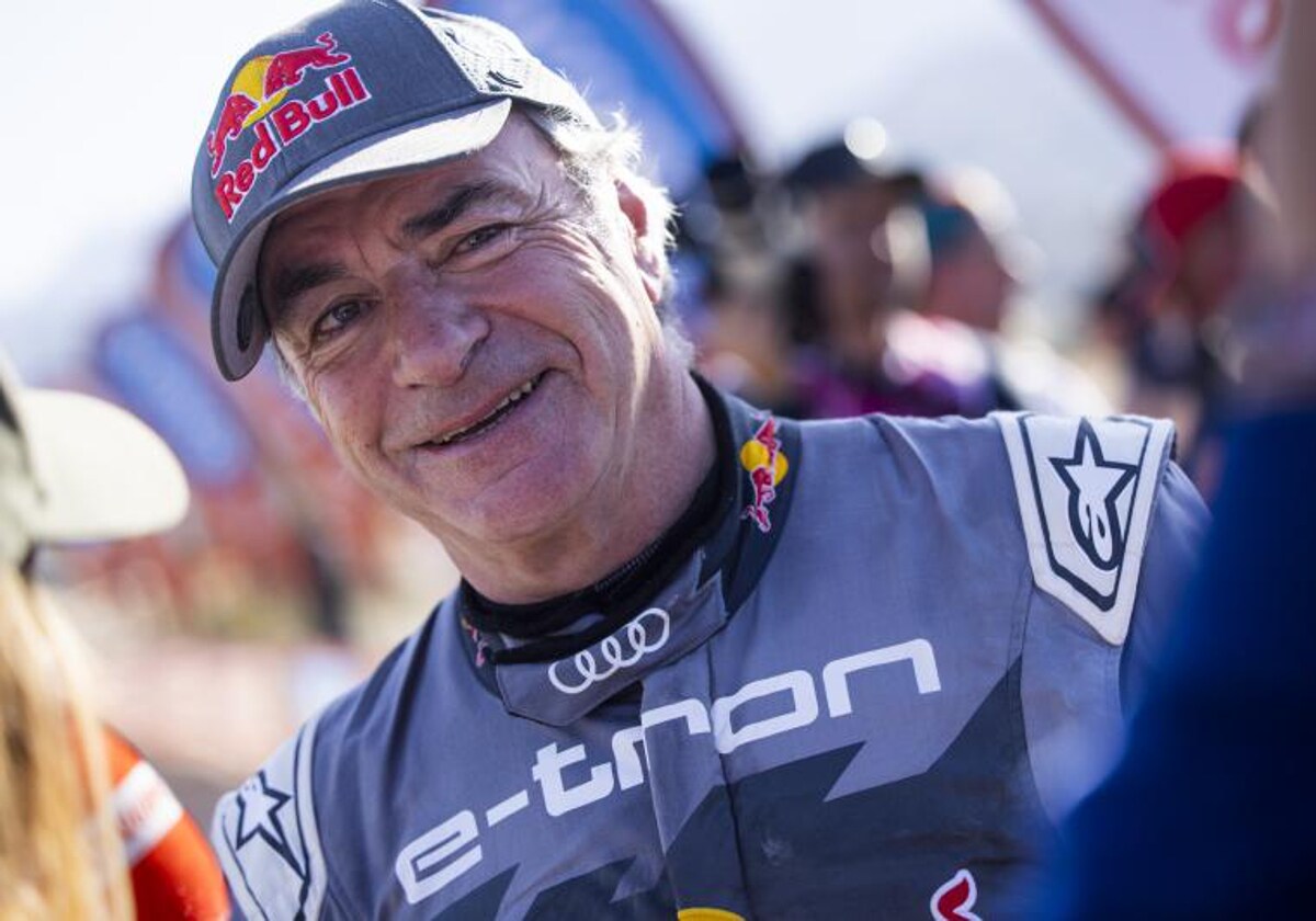 Carlos Sainz, sonriente tras acabar la undécima etapa