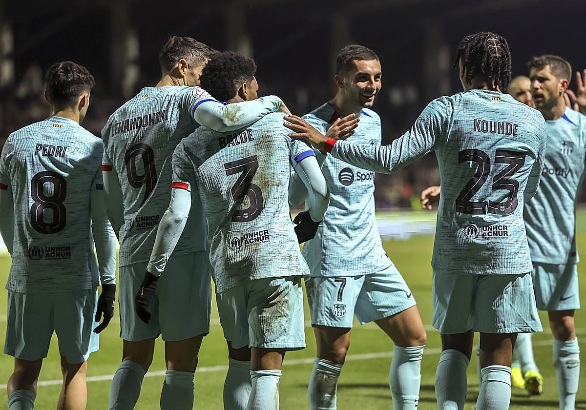 Los jugadores del Barcelona celebran su victoria en Salamanca
