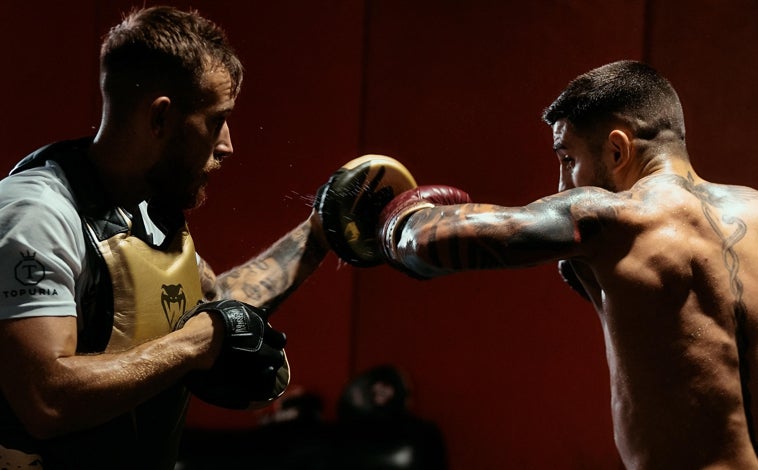 Imagen principal - Ilia Topuria cuenta con un talento extraordinario dentro de las artes marciales mixtas, tiene algo diferente a los demás. Pero si hay una máxima que se repite es la de entrenar, dormir y repetir. Durante este campamento de entrenamiento, ha consumido innumerables horas repitiendo las técnicas de golpeo de manos junto a Javi Climent (imagen superior). 