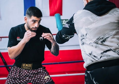 Imagen secundaria 1 - Ilia Topuria cuenta con un talento extraordinario dentro de las artes marciales mixtas, tiene algo diferente a los demás. Pero si hay una máxima que se repite es la de entrenar, dormir y repetir. Durante este campamento de entrenamiento, ha consumido innumerables horas repitiendo las técnicas de golpeo de manos junto a Javi Climent (imagen superior). 